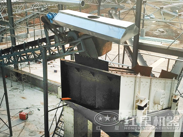 湖南某豆石破碎加工現(xiàn)場：帶振動篩、輸送帶