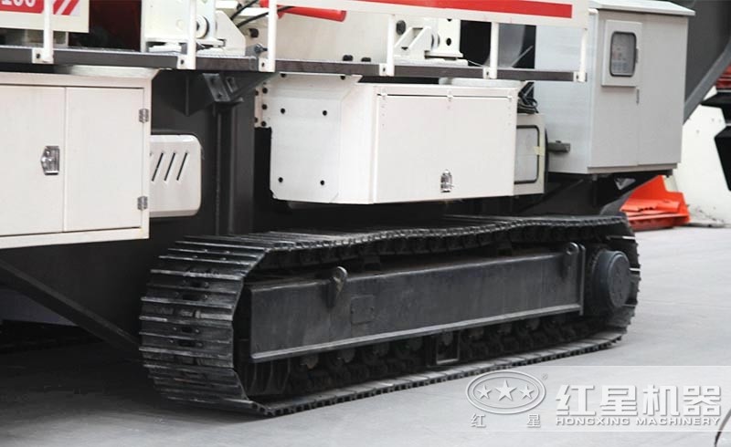 小型履帶石頭破碎機：履帶液壓驅(qū)動，砂廠暢通無阻