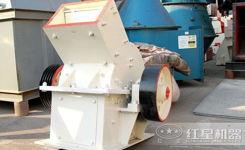 小型錘式破碎機(jī)，體積小，易移動(dòng)