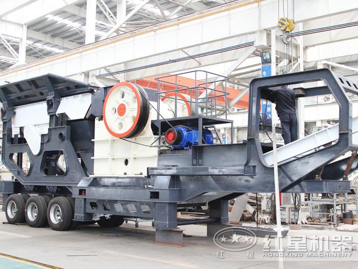小型移動(dòng)顎式破碎車集給料、破碎、傳輸為一體
